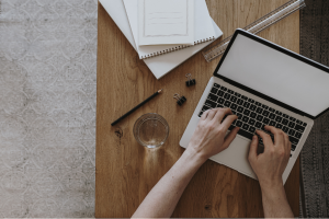 Gợi ý chọn mùi hương theo tâm trạng: Chọn đúng hương - chạm đúng cảm xúc 3 Gợi ý Chọn Mùi Hương Theo Tâm Trạng Chọn đúng Hương Chạm đúng Cảm Xúc (3)